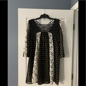 Dress with crochet neckline - Medium